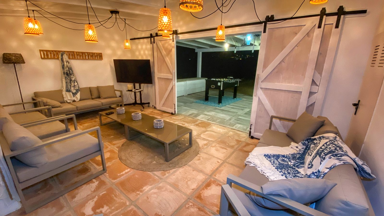Die Cabana-Lounge im Lampenlicht