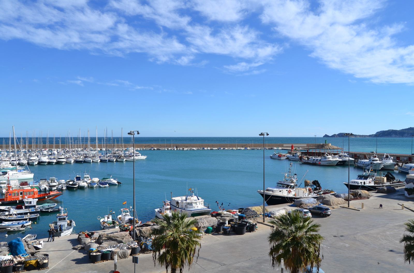 Der Hafen von Jávea: Ausgangspunkt für Bootstouren und Teamaktivitäten