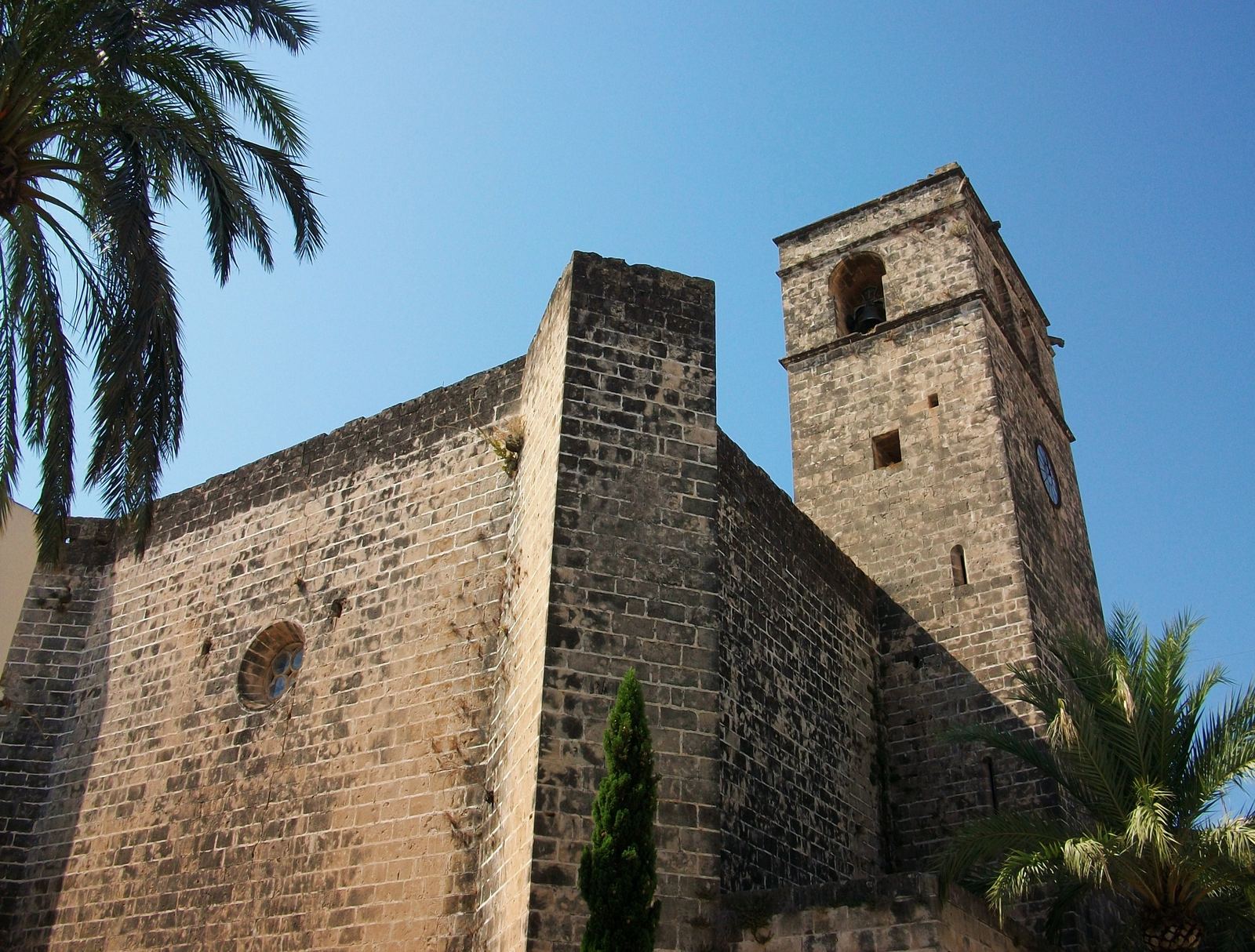 La iglesia fortificada de San Bartolomé en el casco antiguo de Jávea