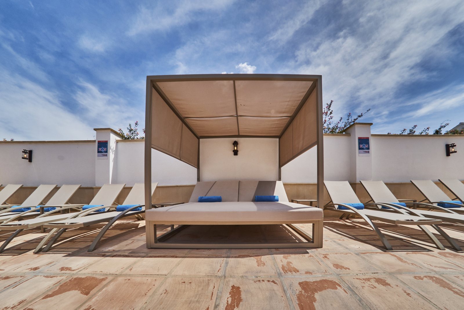 Daybed met luifel aan de rand van het zoutwaterbad