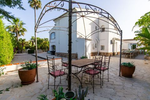 Schmiedeeiserne Pergola im Innenhof