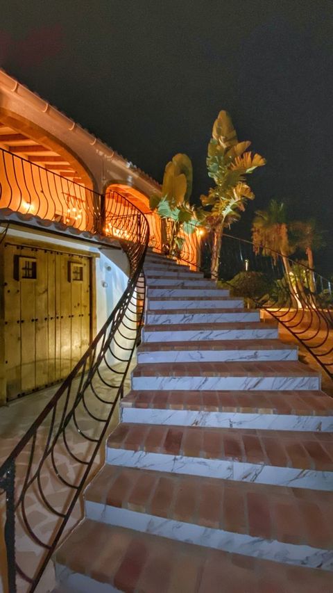 Die beleuchtete Treppe am Abend