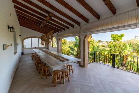 Überdachte Terrasse mit Esstisch