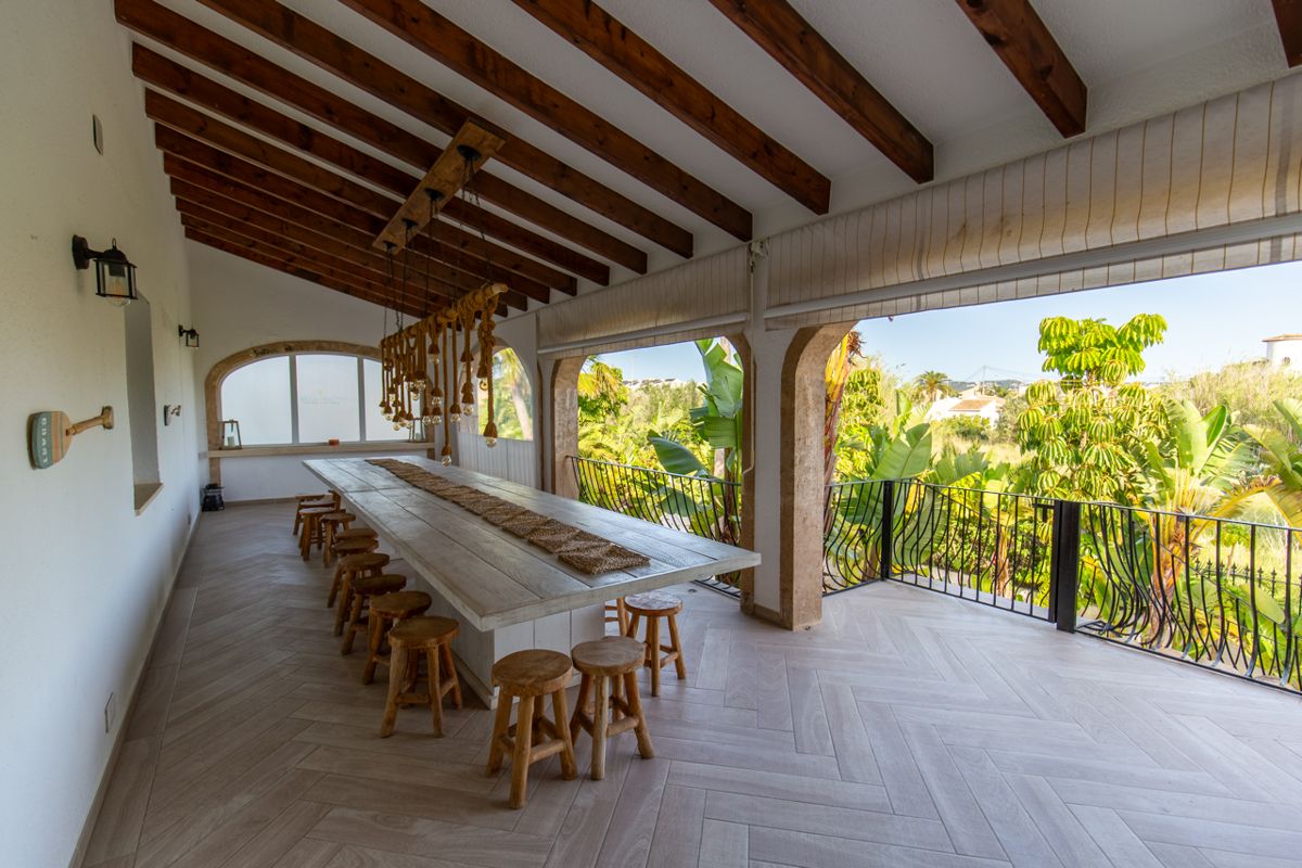 The covered outdoor dining table at Villa Palmview, set for a family Christmas in the winter sun