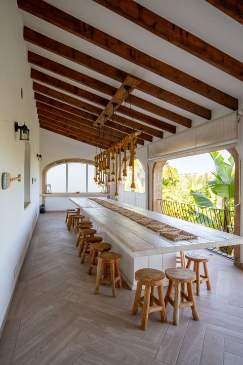 Die lange Tafel auf der überdachten Terrasse