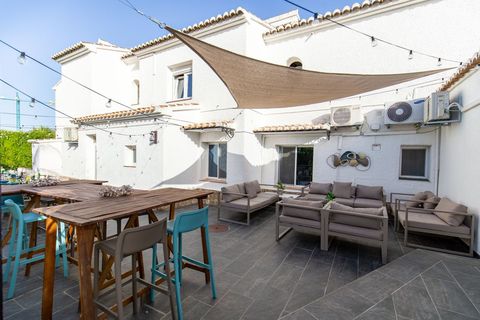 Lounge-Ecke unter dem Sonnensegel
