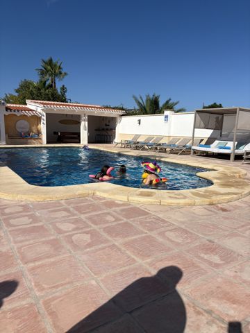 A family afternoon in the pool