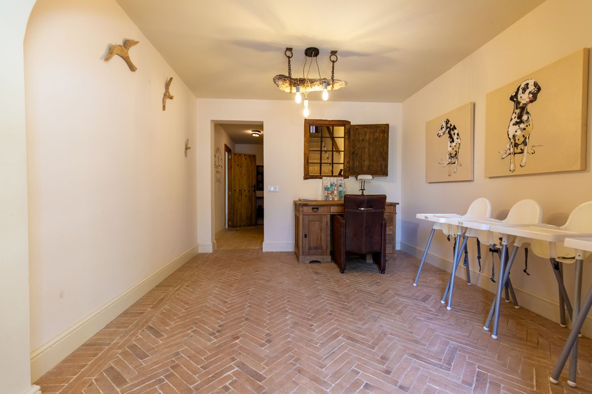 Eetkamer met lange tafel — Nauticaa, vleugel één van Villa Palmview, Jávea