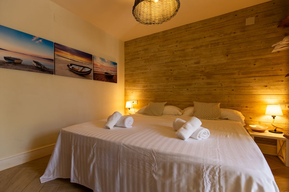 Bedroom with panelled wooden wall — Nauticaa, wing one of Villa Palmview, Jávea