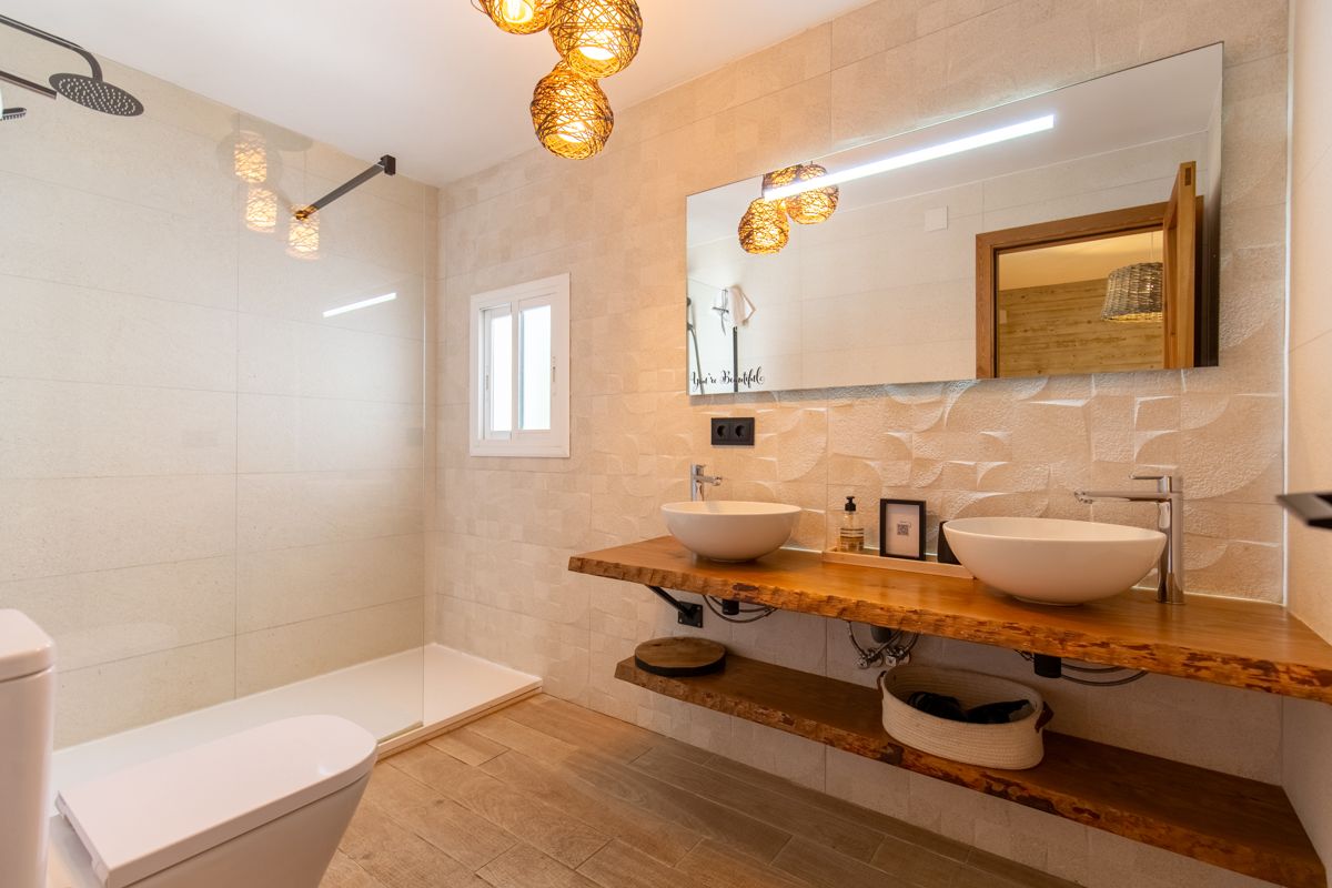 Bathroom with double basin and bathtub — Nauticaa, wing one of Villa Palmview, Jávea