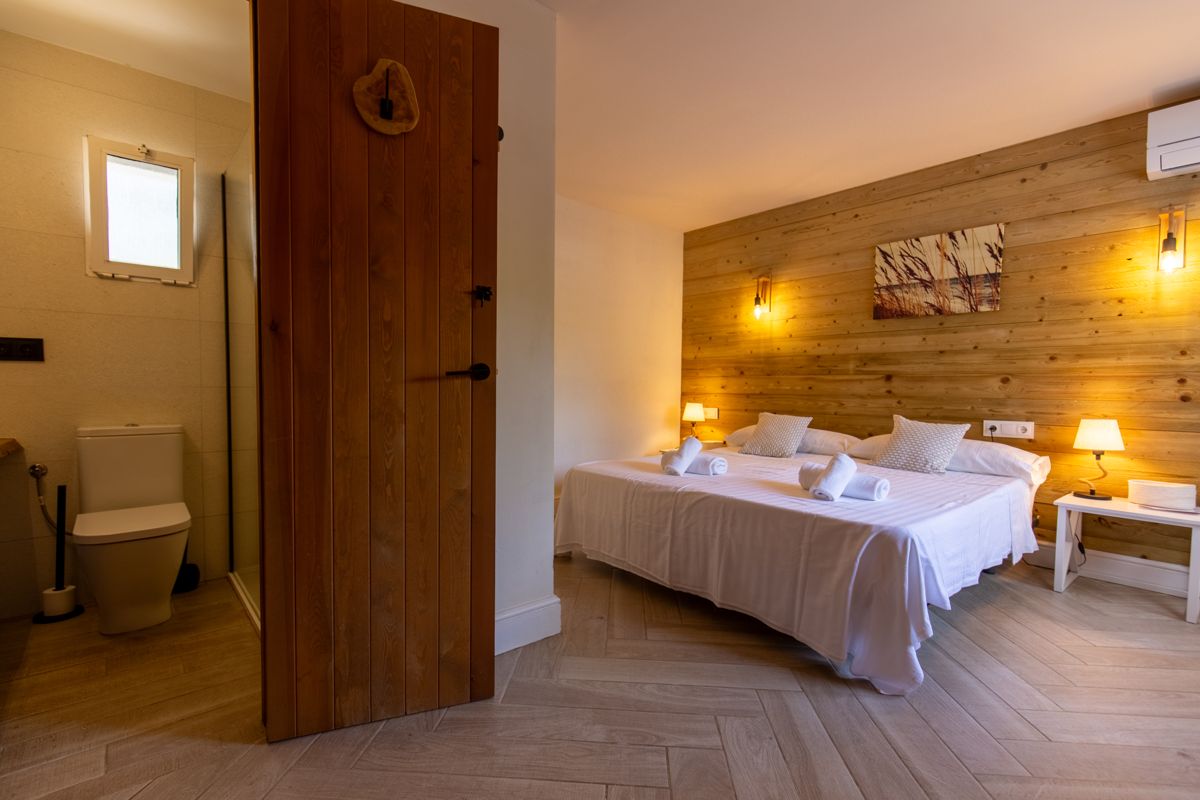 Bedroom with an en-suite bathroom — Nauticaa, wing one of Villa Palmview, Jávea