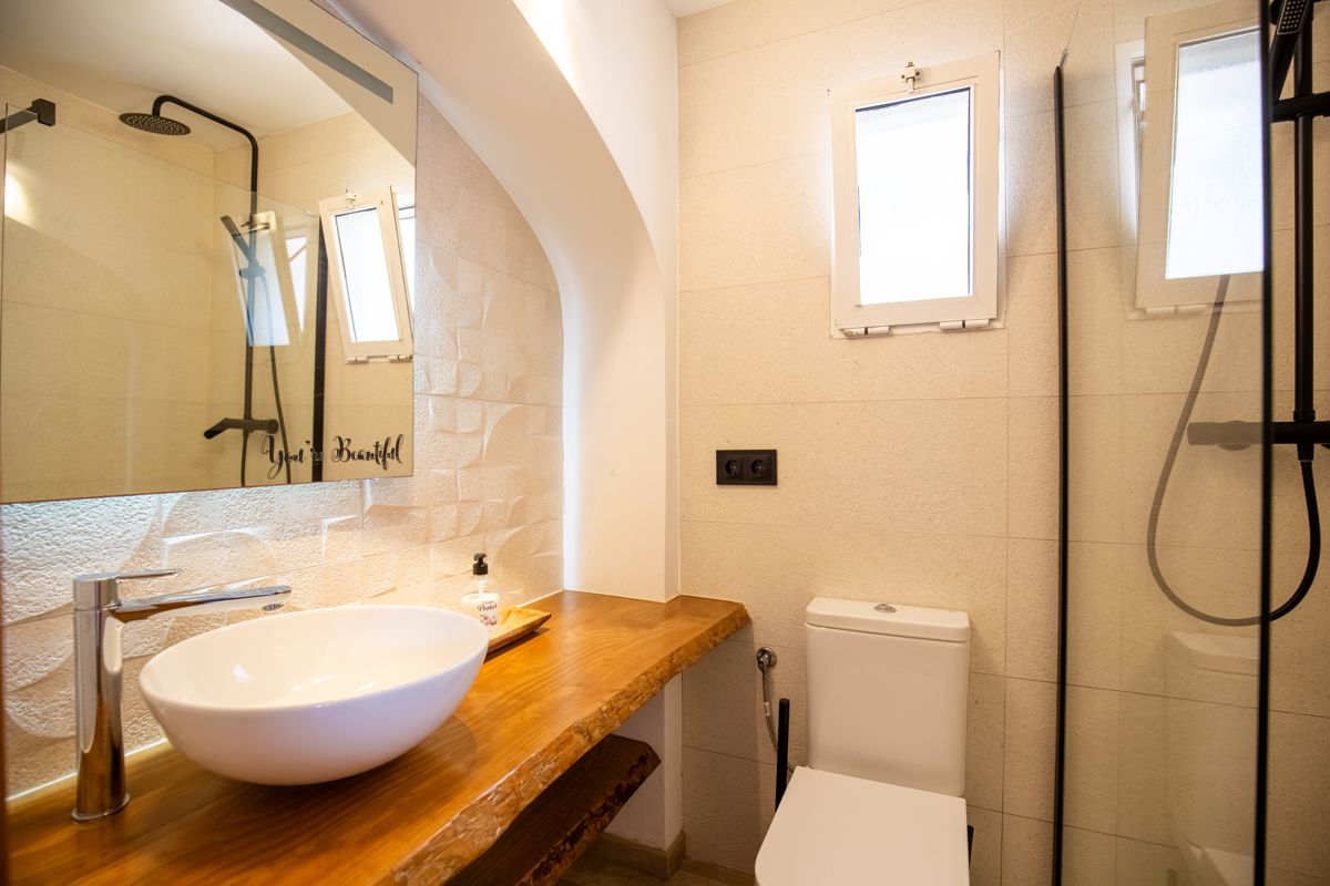 Bathroom with walk-in shower and arched window — Nauticaa, wing one of Villa Palmview, Jávea
