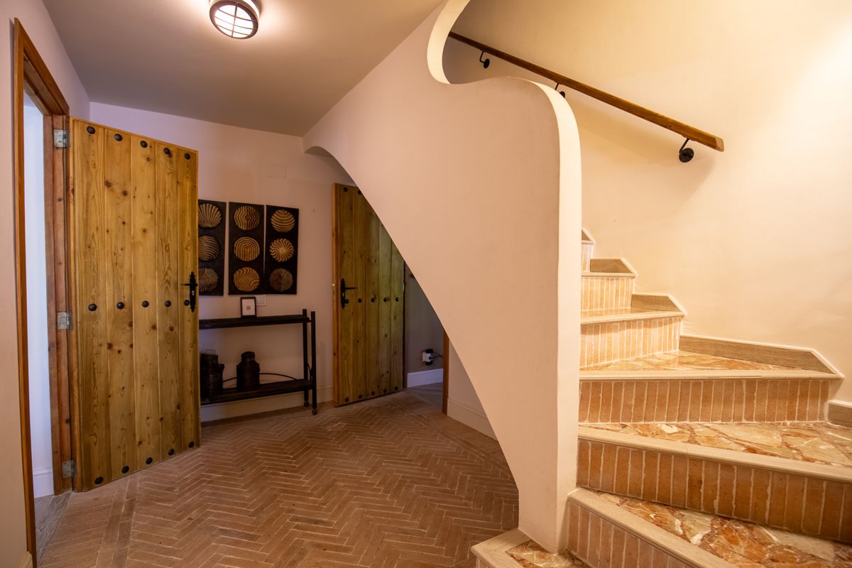 Hal met houten deuren onder de trap — Nauticaa, vleugel één van Villa Palmview, Jávea