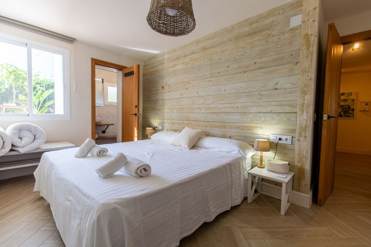 Slaapkamer met houten wandpaneel — Nauticaa, vleugel één van Villa Palmview, Jávea