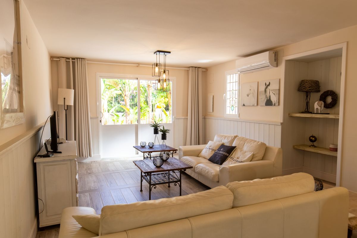 Woonkamer met twee banken — 20.000 mijlen onder zee, vleugel twee van Villa Palmview, Jávea