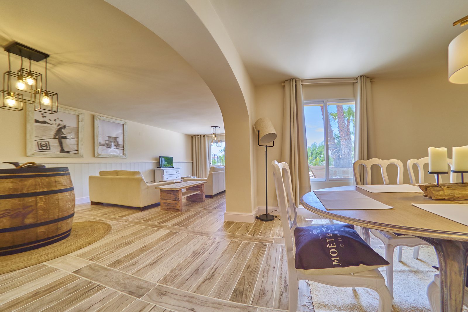 Salon et coin repas avec table en tonneau — 20 000 lieues sous les mers, aile deux de la Villa Palmview, Jávea