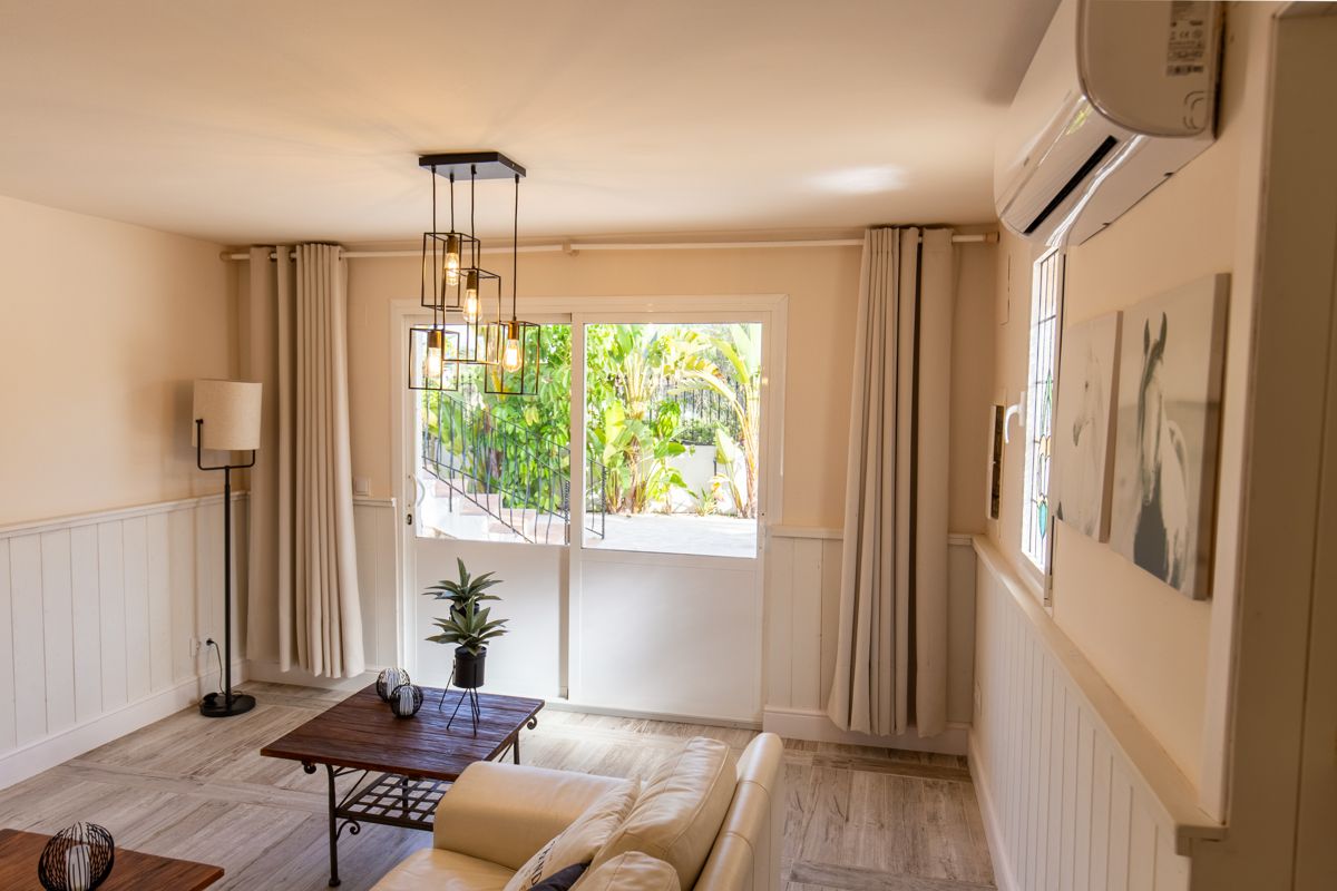 Zithoek bij het raam — 20.000 mijlen onder zee, vleugel twee van Villa Palmview, Jávea