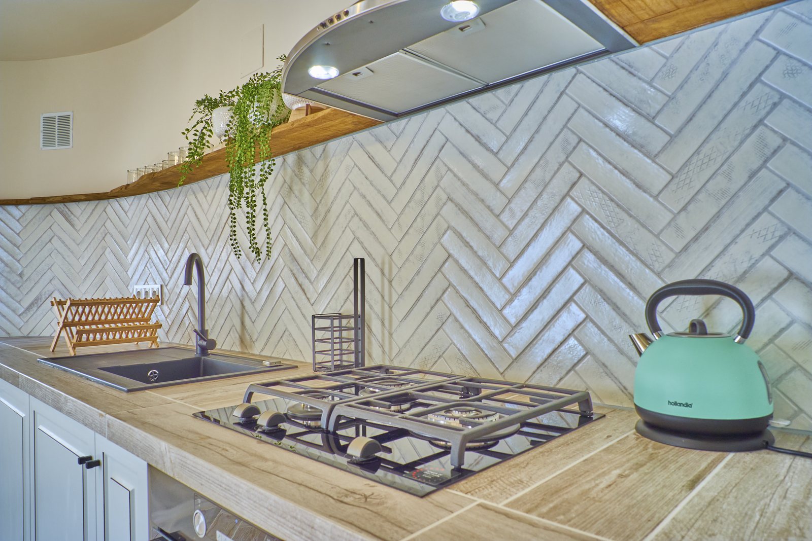 Cuisine avec carrelage à chevrons et plaque à gaz — 20 000 lieues sous les mers, aile deux de la Villa Palmview, Jávea