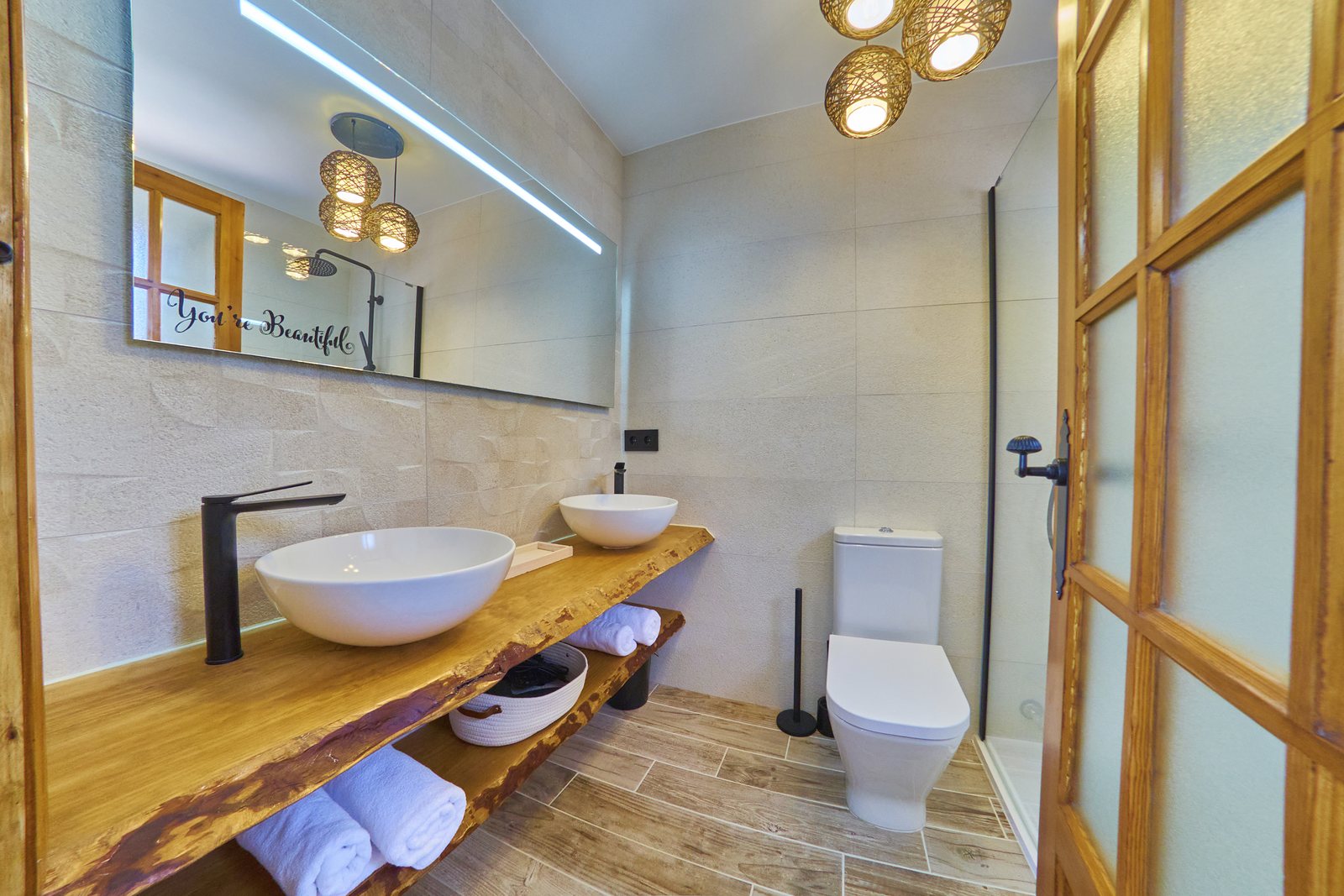 Salle de bains avec plan en bois et douche à l’italienne — 20 000 lieues sous les mers, aile deux de la Villa Palmview, Jávea
