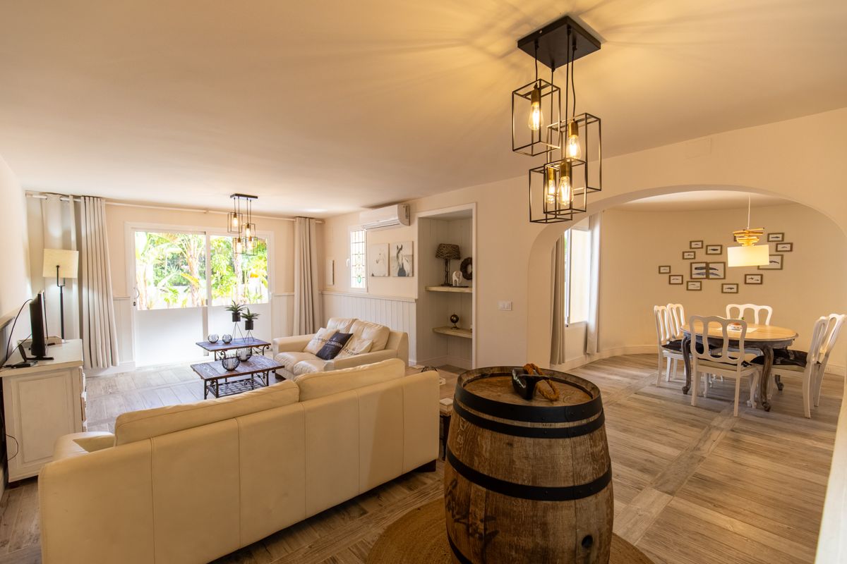 Woonkamer met doorkijk naar de eethoek — 20.000 mijlen onder zee, vleugel twee van Villa Palmview, Jávea