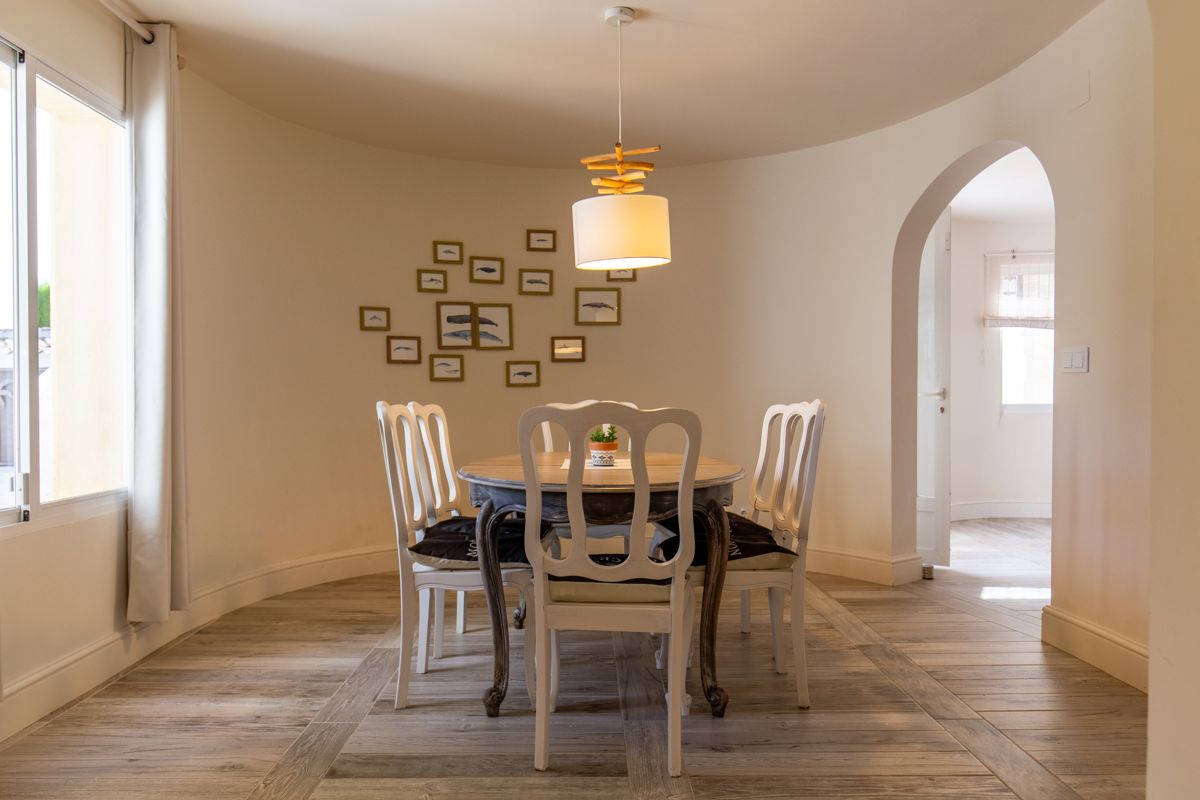 Eethoek met ronde tafel — 20.000 mijlen onder zee, vleugel twee van Villa Palmview, Jávea