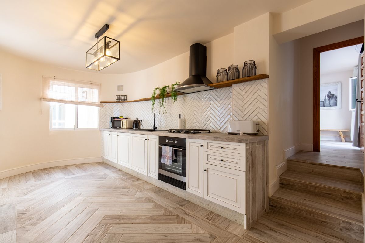 Witte keuken met kookeiland en afzuigkap — 20.000 mijlen onder zee, vleugel twee van Villa Palmview, Jávea