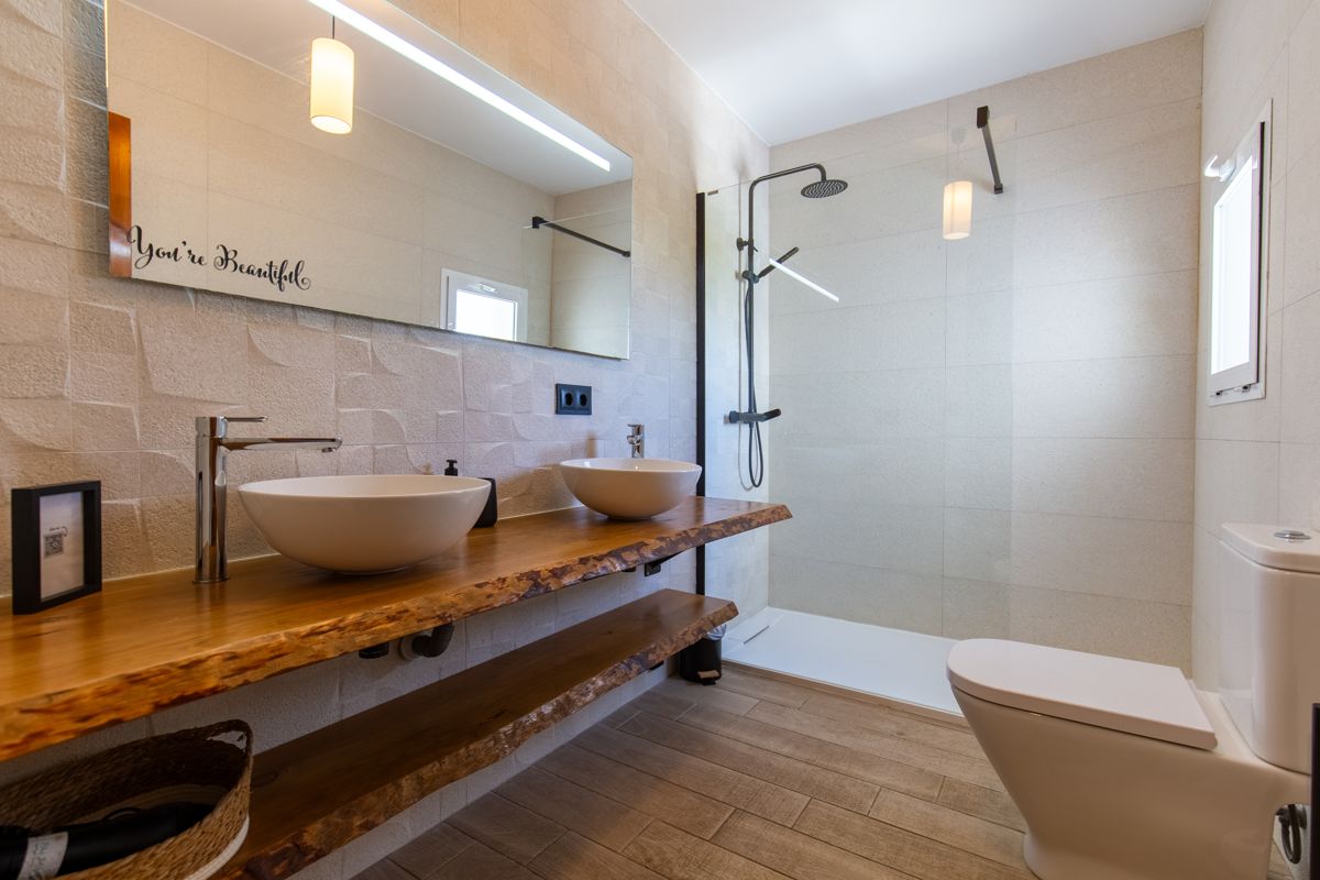 Bathroom with double basin and bathtub — Mystique Travels, wing three of Villa Palmview, Jávea