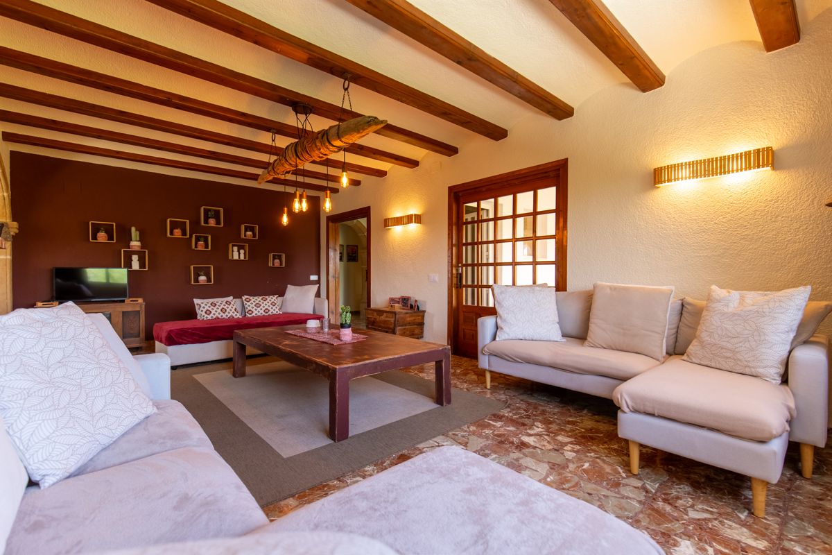Zithoek met twee banken — Mystique Travels, vleugel drie van Villa Palmview, Jávea
