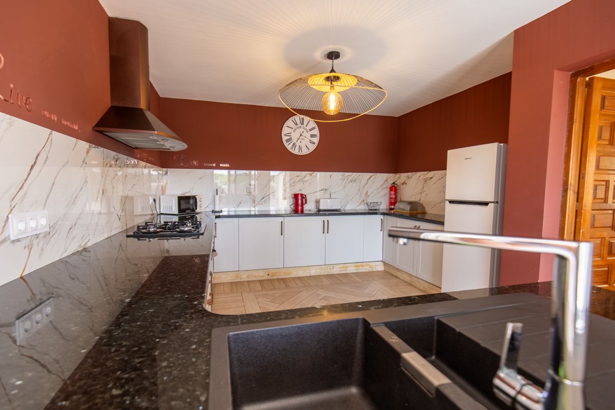 Keuken met dubbele spoelbak — Mystique Travels, vleugel drie van Villa Palmview, Jávea
