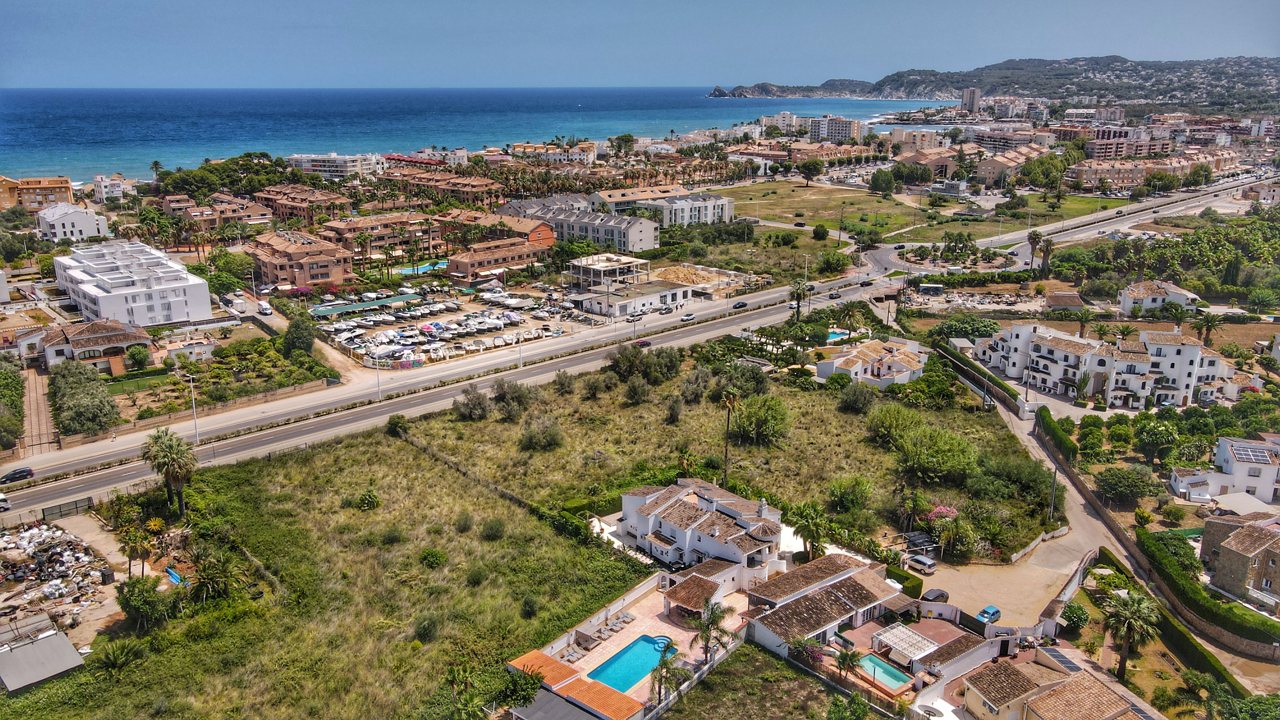 Luchtfoto van de Arenal-baai van Jávea en de kustlijn die noordwaarts loopt