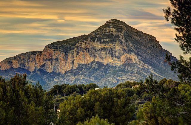 Het Montgó-massief boven Jávea in het gouden licht van de vroege avond