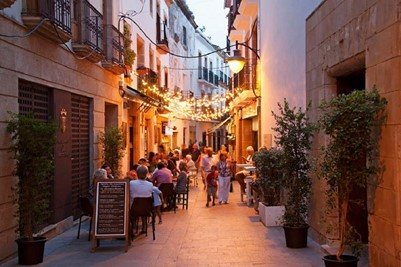 Verlichte straat met terrassen in het oude centrum van Jávea