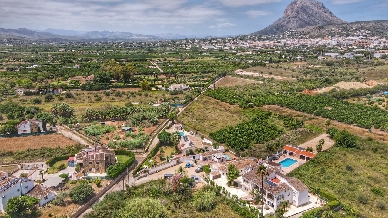 Luchtfoto over het dal van Jávea richting de Montgó