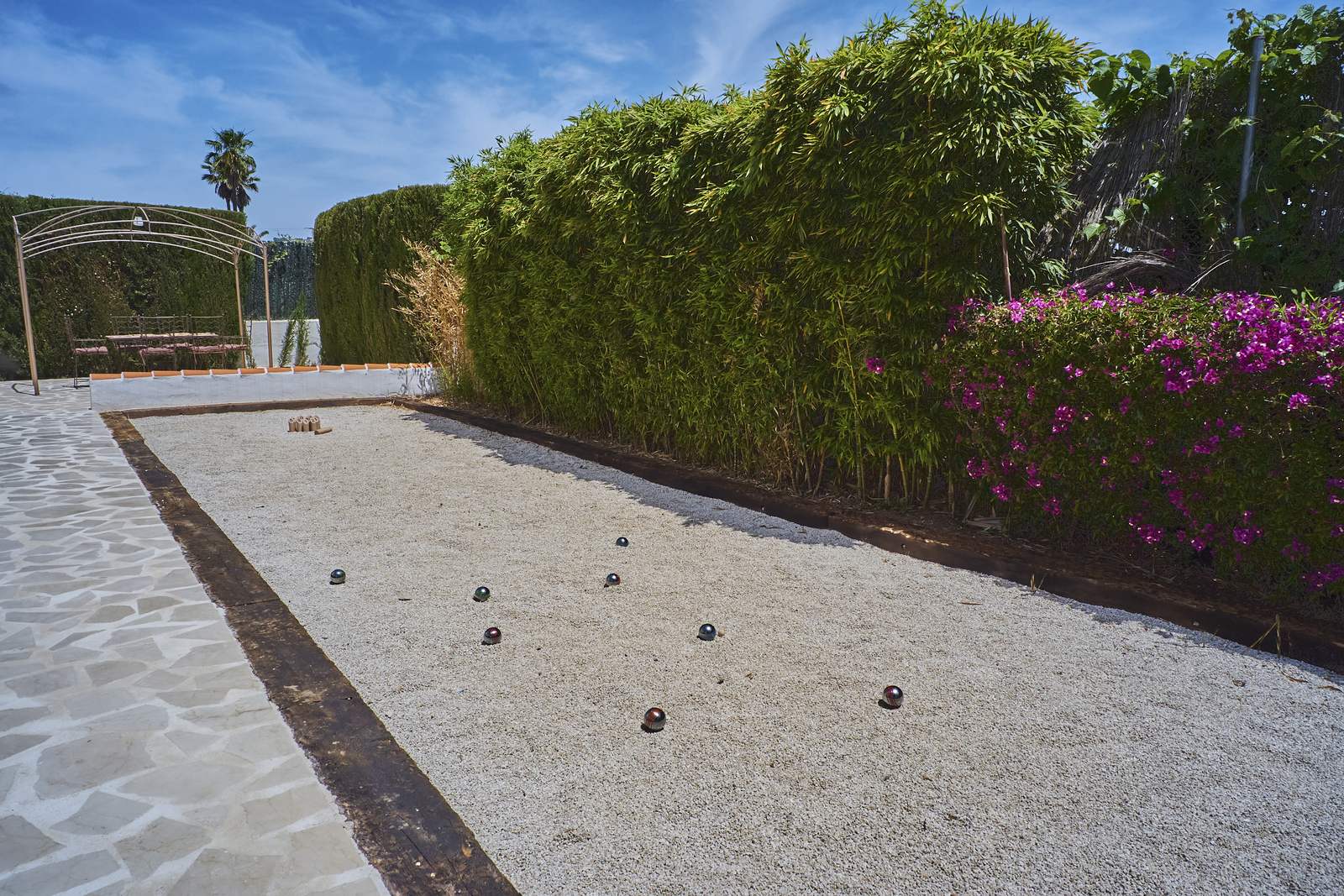 The petanque court between the hedges