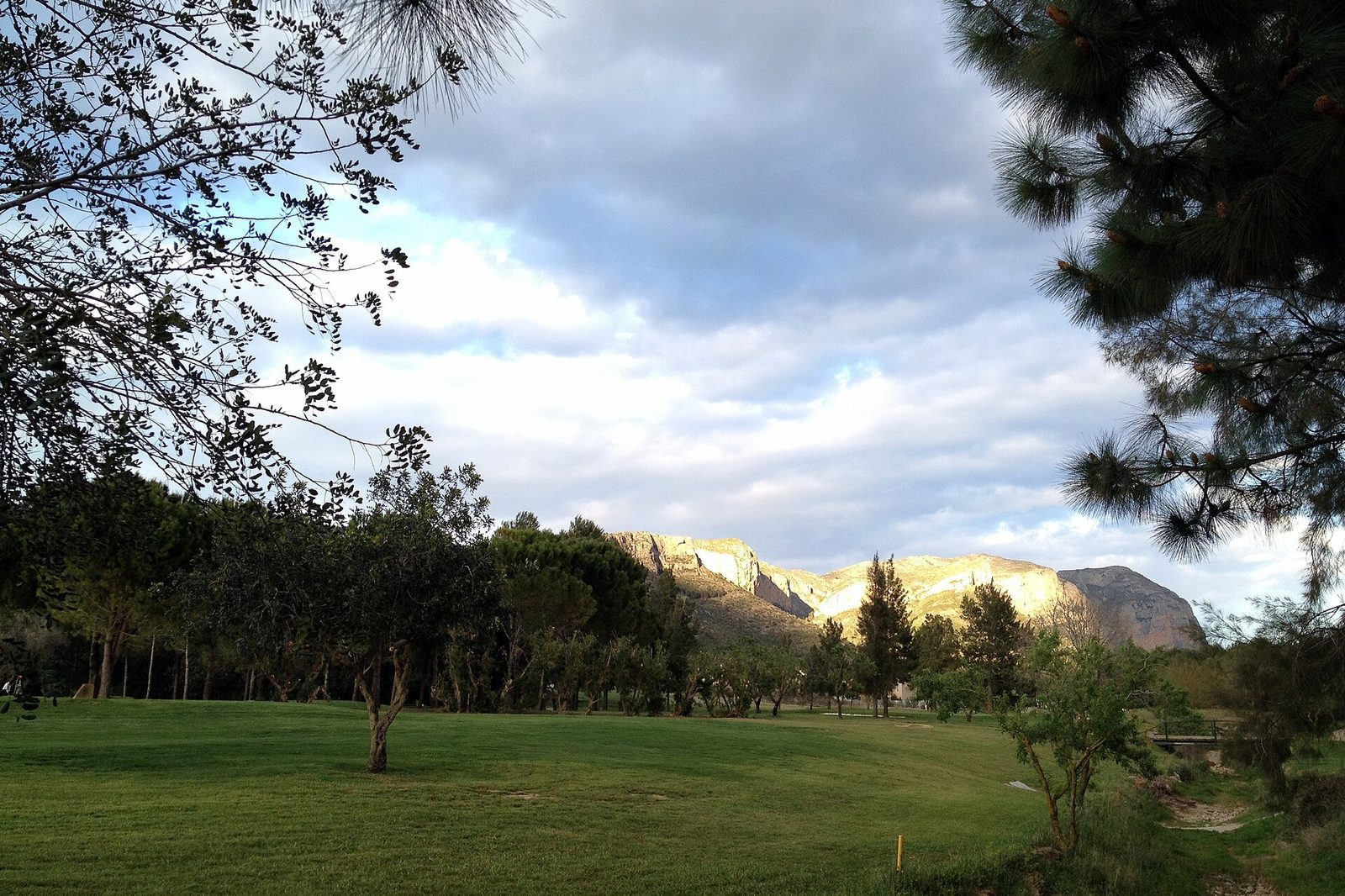 Fairway between the pines at La Sella Golf near Dénia, under the Montgó cliffs — a course for golf groups staying in Jávea