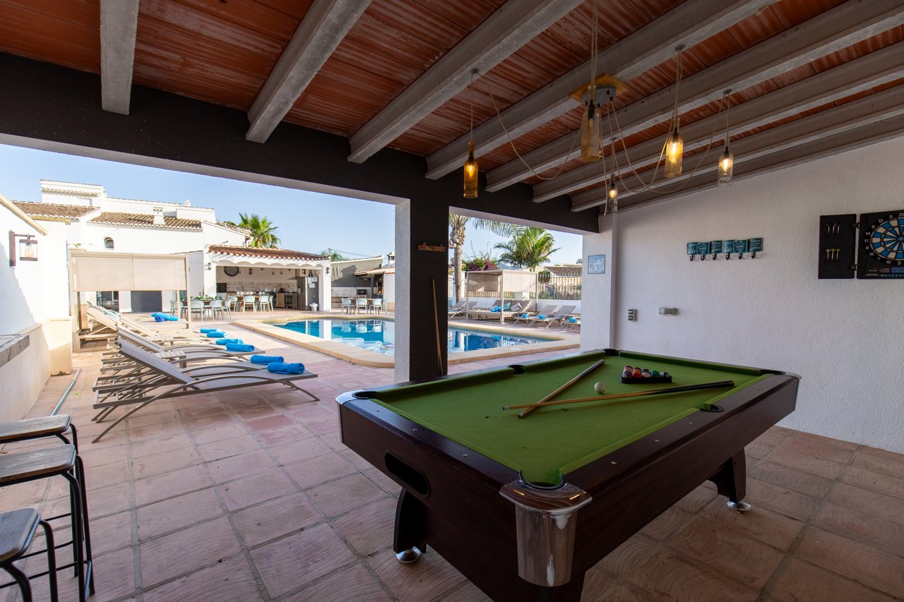Spielzimmer mit Billardtisch und Durchblick zum Pool