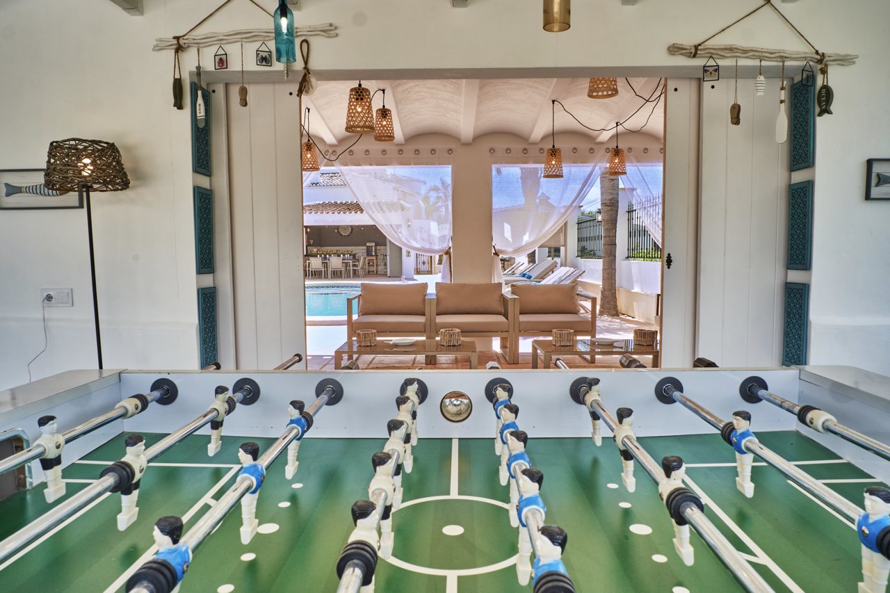 Tischfußball im überdachten Spielbereich neben dem Pool