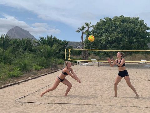 Beachvolleyball auf dem Sand