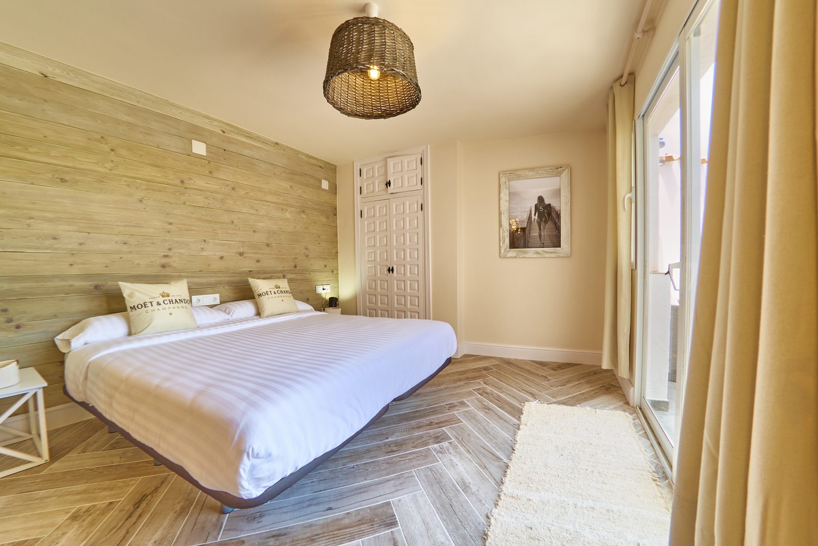 Een lichte slaapkamer in Villa Palmview met champagnekussens op het bed, klaar voor oudejaarsavond