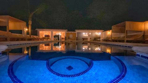 Abendlicht rund um den Pool